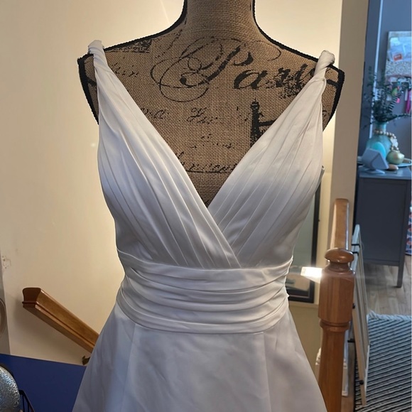 Oleg Cassini designer wedding gown 12 - Picture 3 of 12